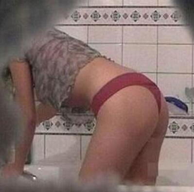 偷看美女洗澡，从卧室干到浴室打开腿