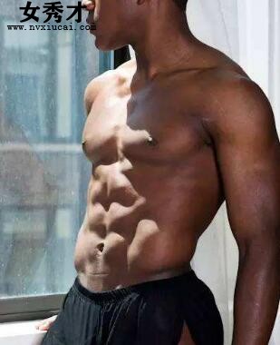 我喜欢很大很粗的，啊太大了进不去的啊他一挺腰，扣着她的腰凶猛的撞入