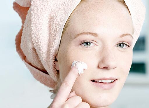 三种去黑头粉刺的小妙招 选择在洗澡之后清洁黑头