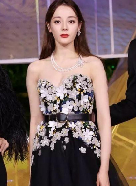 迪丽热巴走红毯耳环掉了一只 知道价格后 网友纷纷说半套房子没了