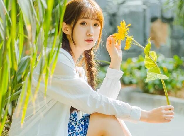 寡妇下面太紧了夹死我了 小浪货你夹真紧水又多