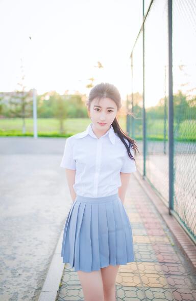 宝贝我有点大你忍一下|走路依旧深埋在她里面