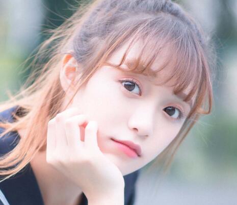 男友压着有节奏地顶我 他抬高她的腰撞到最深处