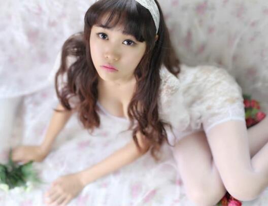 在学校课上做污污的事，三根手三根手指摩擦花核