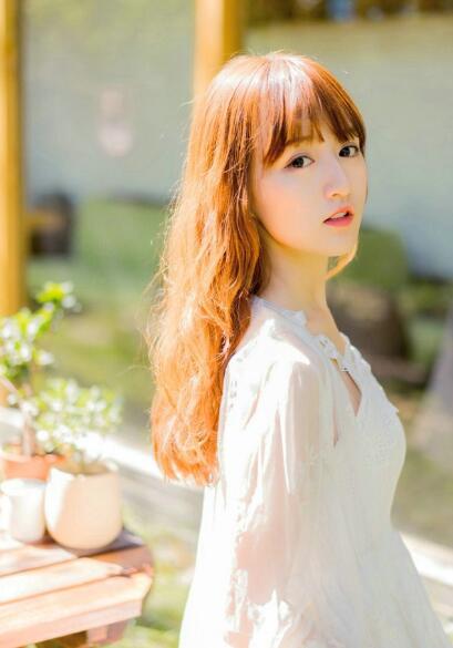 他手指来回在花缝里 小花珠肿胀挺立颤抖