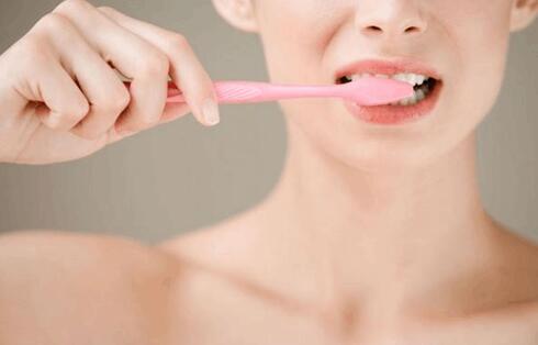 用盐刷牙有什么好处？用盐刷牙能美白牙齿吗