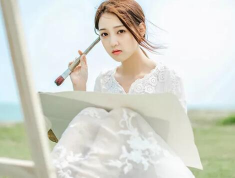 她的两座巨峰好软，把美女抱到厕所里亲吻