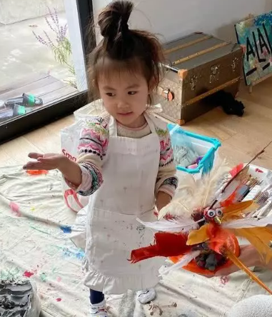 感恩节陈冠希派女儿送祝福 Alaia穿小围裙变画家 摆拍萌态十足