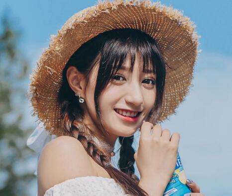 学长吸吮逗弄腿间花蕾，大手攀上高峰 捏着她的饱满