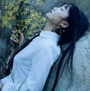 撑裂湿润狭窄的花瓣口,下面这张小嘴也有水了