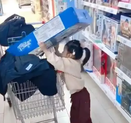 陈赫张子萱带女儿逛超市 陈赫俩字送女儿：败家