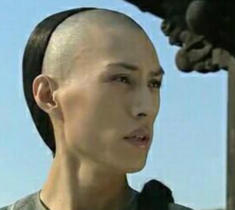 靳东自称年轻时没宋小宝帅 来看看靳东刚出道时的照片