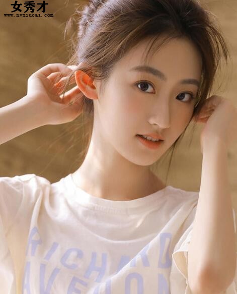 把校花的长腿扛到肩上|吸吮着女友那高耸的部位