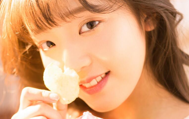 巨大在花唇上滑动然后挤进入  岳你夹得好紧好爽