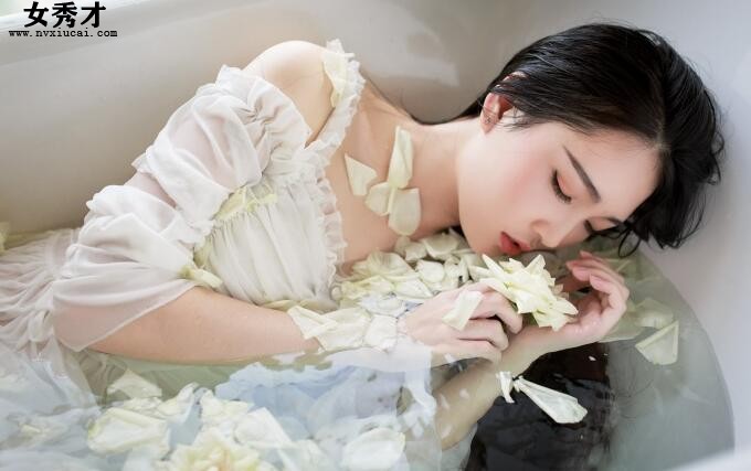 书房里沉腰缓缓进入公主|柳如烟贝齿紧咬嘴唇，缓缓闭上双眼