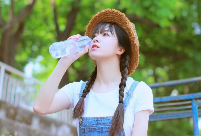 转过身去，屁股翘起来 扶着龙根停了进去