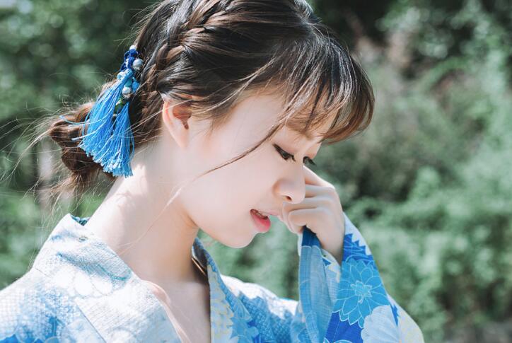 装睡让滑进去|她主动的拿起我的手，摸她的翘臀