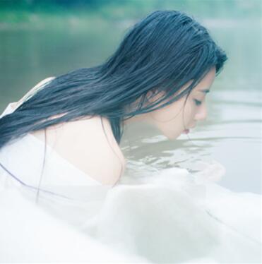 脱下女校花校裙后面进入她 和女朋友在一起老是容易硬