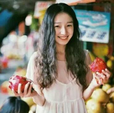 软软的手附上他的炙热:手伸进短裙摸湿老师