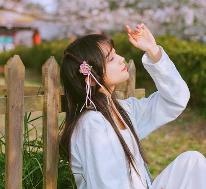 公车背后一团软软的 蘑菇头不断地撞开宫口h