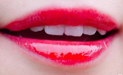 秋冬嘴巴起皮的原因 秋冬嘴巴起皮怎么护理