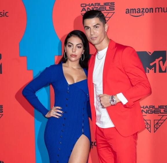 C罗夫妇盛装走红毯 两人站在一起 简直就是绝配