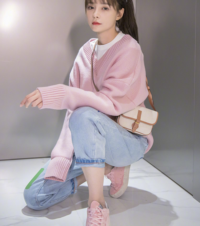 30岁沈梦辰穿衣搭配 粉色毛衣配补丁裤 少女感一下子就提升