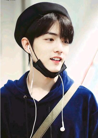 肖战墙上签名被黄牛挖走拍卖?粉丝都在感慨：哥哥太红了