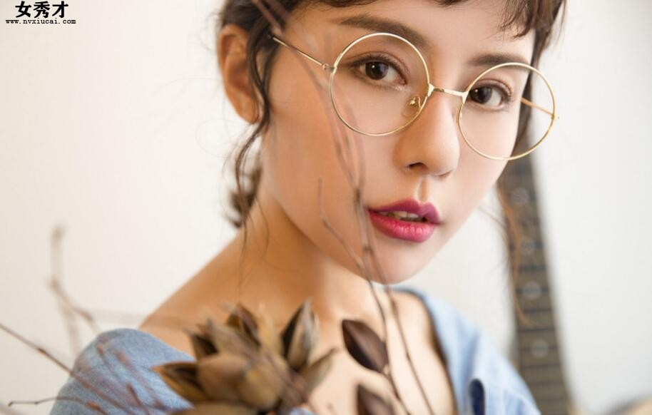 他那膨胀的下面不断地在女友大腿内侧摩动 宝贝你那里还可以放h