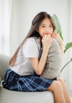 把她的上衣越扯越高 紧紧地握着她的胸部 坐下 整个没入 深入 低喘