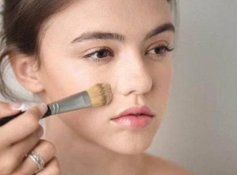 冬天化妆卡粉怎么办 如何改善冬天化妆卡粉问题