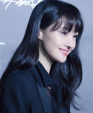 郑爽变酷女孩 透视衬衫搭配黑色皮裤超A