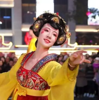 大唐不夜城不倒翁小姐姐卸妆后清纯质朴