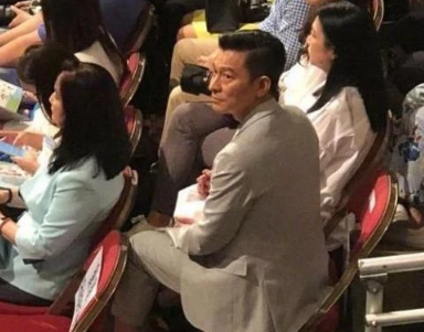 刘德华参加女儿毕业典礼 身穿一身灰色西服帅气成全场焦点