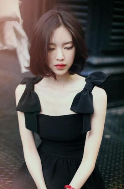 男人的身子在何嫣然的背后摩擦 扶着龙根停了进去