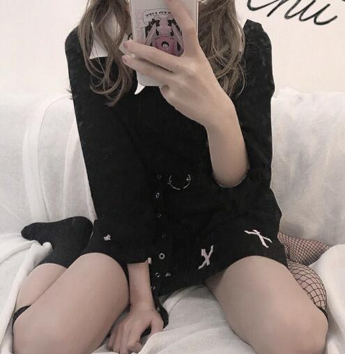 啊啊啊 嗯啊 女人掀起的上衣 跨坐的动作 沉迷入情的仰头