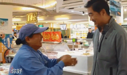 老年人追星有多野 大妈偶遇张国立激动到语无伦次