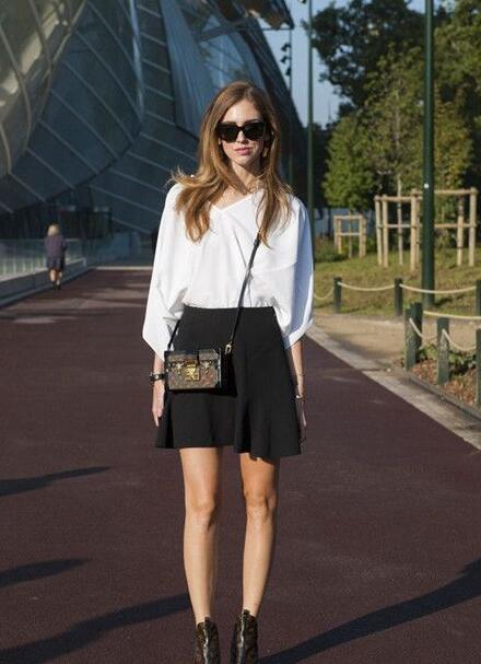 肩宽胸大就应该穿太宽松的衣服？肩宽胸大的女生穿搭秘笈