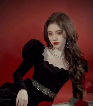 鞠婧祎一张红毯照 引爆了热搜