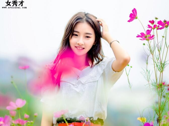 肉体拍打撞击出黏腻水声:小李子的舌头在她的嘴里打着转