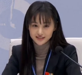 郑爽去联合国演讲 卸妆出镜露出真实的28岁