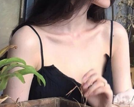 手握住肿胀的昂扬 因为小裤没穿，詹姆斯一手......