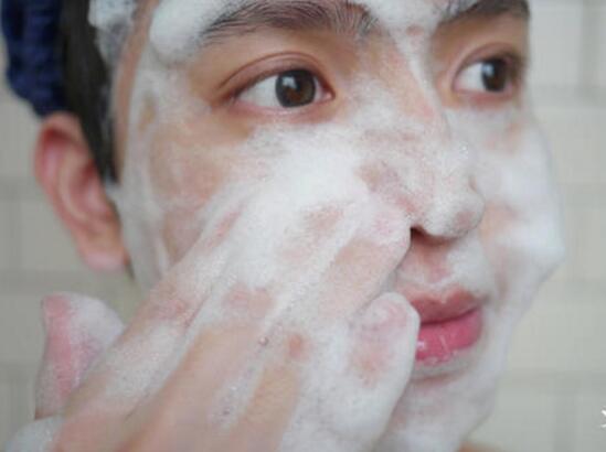 毛孔粗大美眉们是不是很苦恼呢？让我们一起跟毛孔粗大说拜拜