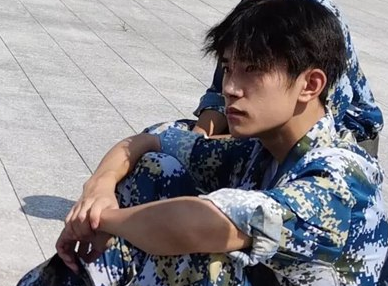 易烊千玺参加军训 还是新生的时候因为没交军训费被催