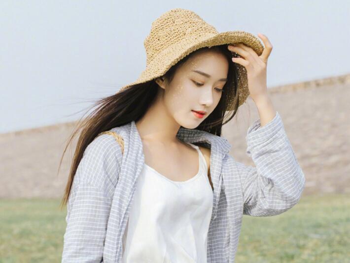 诱人的曲线 笔直修长的大长腿  她叫的越疼我越用力