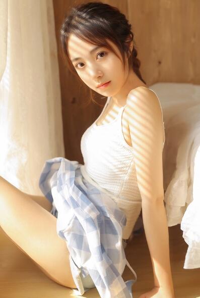 瞄了一眼刘雪莹雪白的大长腿 宝贝我要吃你的花玫瑰核