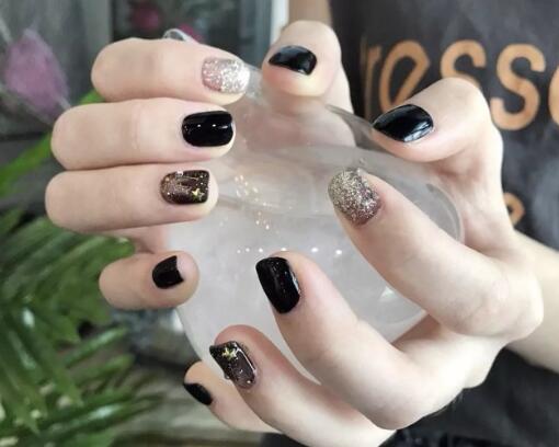 这几款美甲超级显白 皮肤黑的人也是可以去尝试的哦!