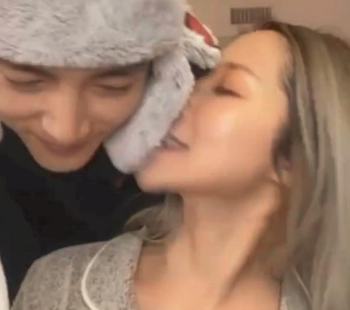 萧亚轩开直播与黄皓公开撒狗粮 当天她全素颜出镜