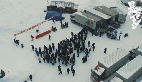由张艺谋执导的《悬崖之上》在东北雪乡开机 电影曝光一组片场航拍照
