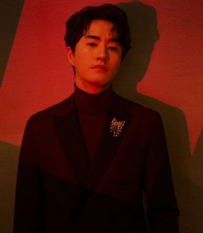 演员杨玏亮相某时尚活动盛典 一身酒红色西装 成熟稳重